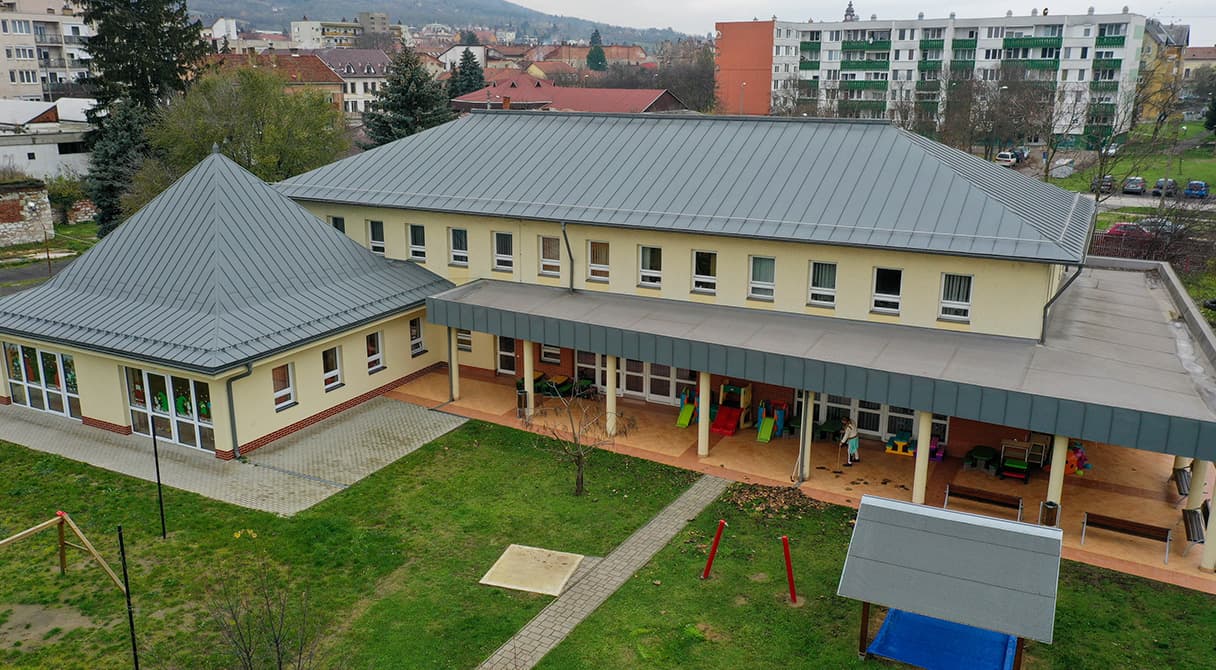 Nagy alapterületű épület felülnézetből, amely a ZÉG komplex generálkivitelezési munkáit reprezentálja.