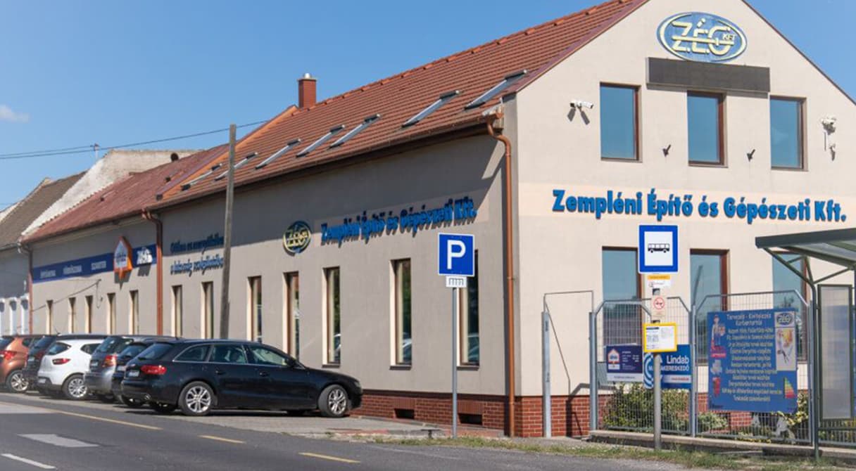 A Zempléni Építő és Gépészeti Kft. üzlete és telephelye utcafrontról, amely a stabil kereskedelmi hátteret és a közvetlen termékellátást mutatja be.