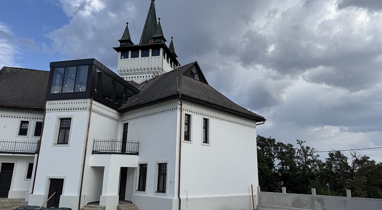 Felújított, toronnyal és korszerű építészeti elemekkel rendelkező épület, amely a ZÉG regionális beruházásait és épített értékeit szemlélteti.