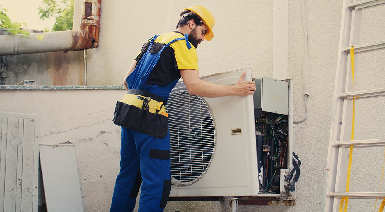 Több kültéri gépészeti berendezés sorakozik egy épület tetején, az épületüzemeltetés összetett műszaki rendszerét szemléltetve.