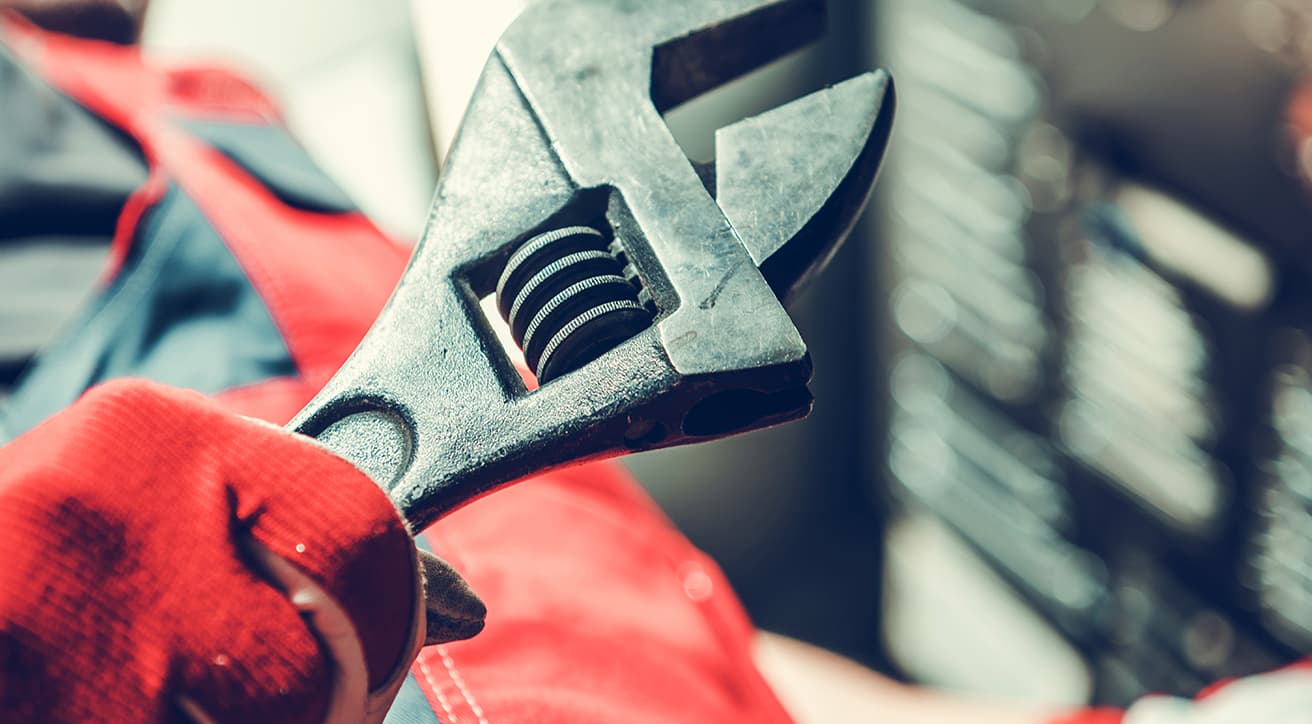 Szerelőszerszám közeli képe védőkesztyűs kézben, gyors műszaki hibaelhárításra utalva.