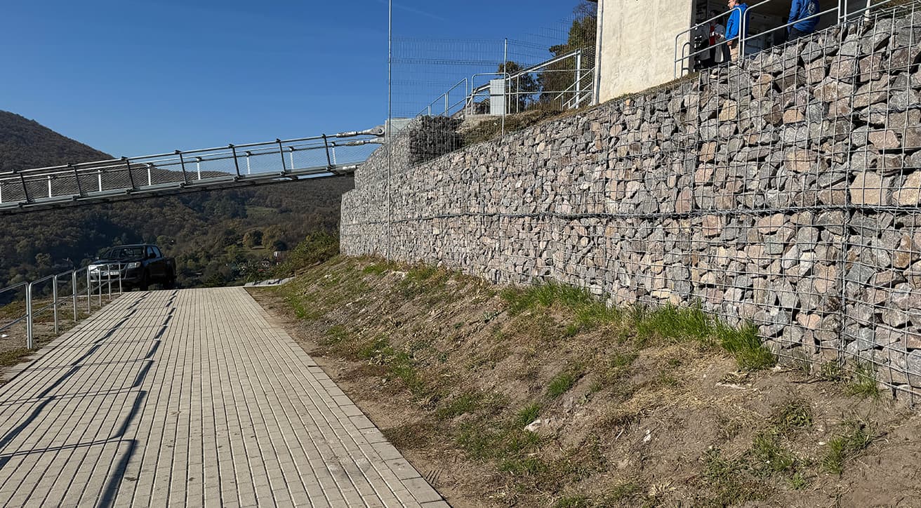 Járda, támfal és rendezett kültéri közlekedőfelület egy kész közterületfejlesztési projekt részeként.