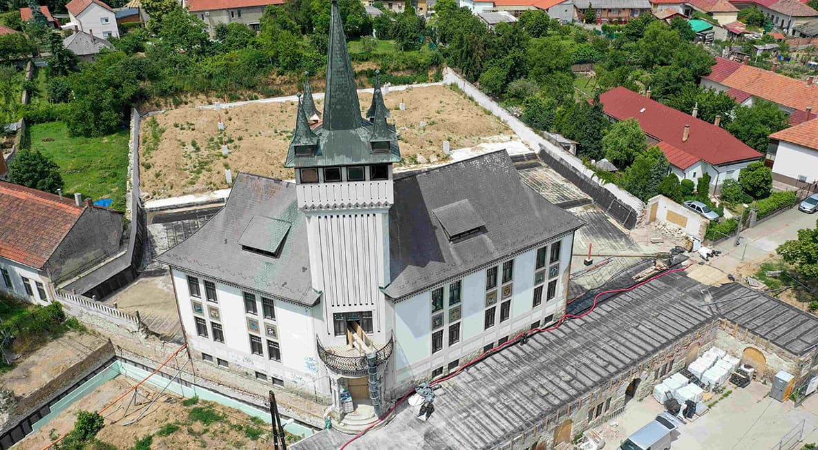 Légifelvétel a sátoraljaújhelyi Bortemplom épületéről és a körülötte zajló rehabilitációs munkákról.