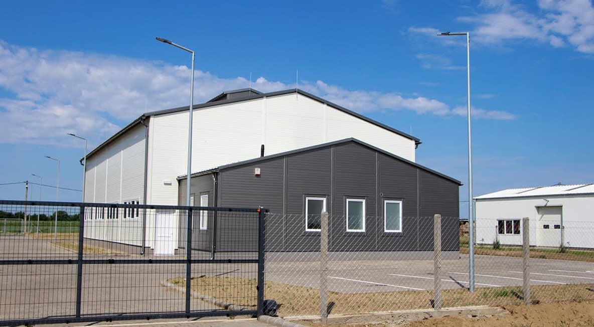 Ipari üzemcsarnok és kiszolgáló épület Cigándon, bekerített telekkel és parkolófelülettel.