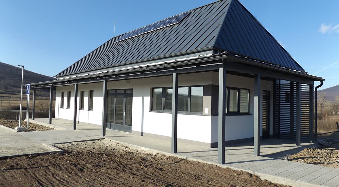 Központi porta- és irodaépület modern, földszintes kialakítással az ipari park területén.