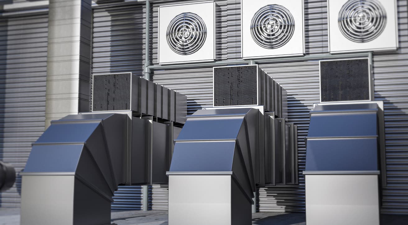 Ipari légtechnikai csatornák és szellőző egységek egy épület külső gépészeti rendszerében.