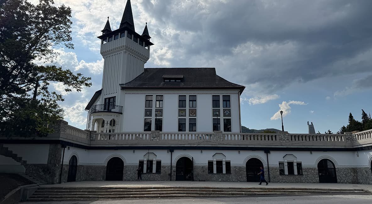 Felújított Bortemplom főhomlokzata toronnyal és támfalas előtérrel.